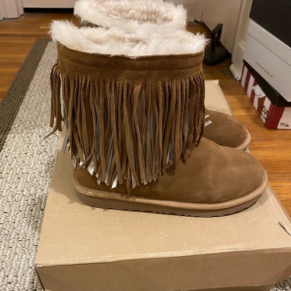 Ugg fringe boots. Size 6 youth or womans 7-7.5 which I wear. - Picture 3 of 8